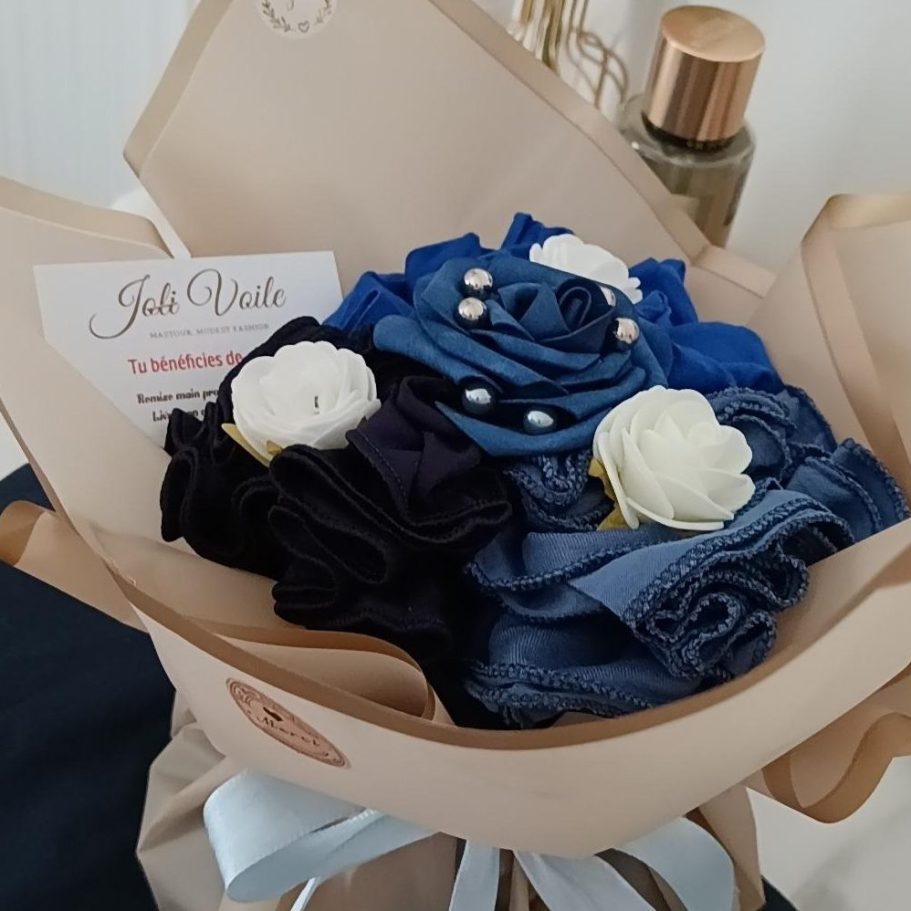 musc intime tahara Crème blanche dans un pot rose avec une spatule.