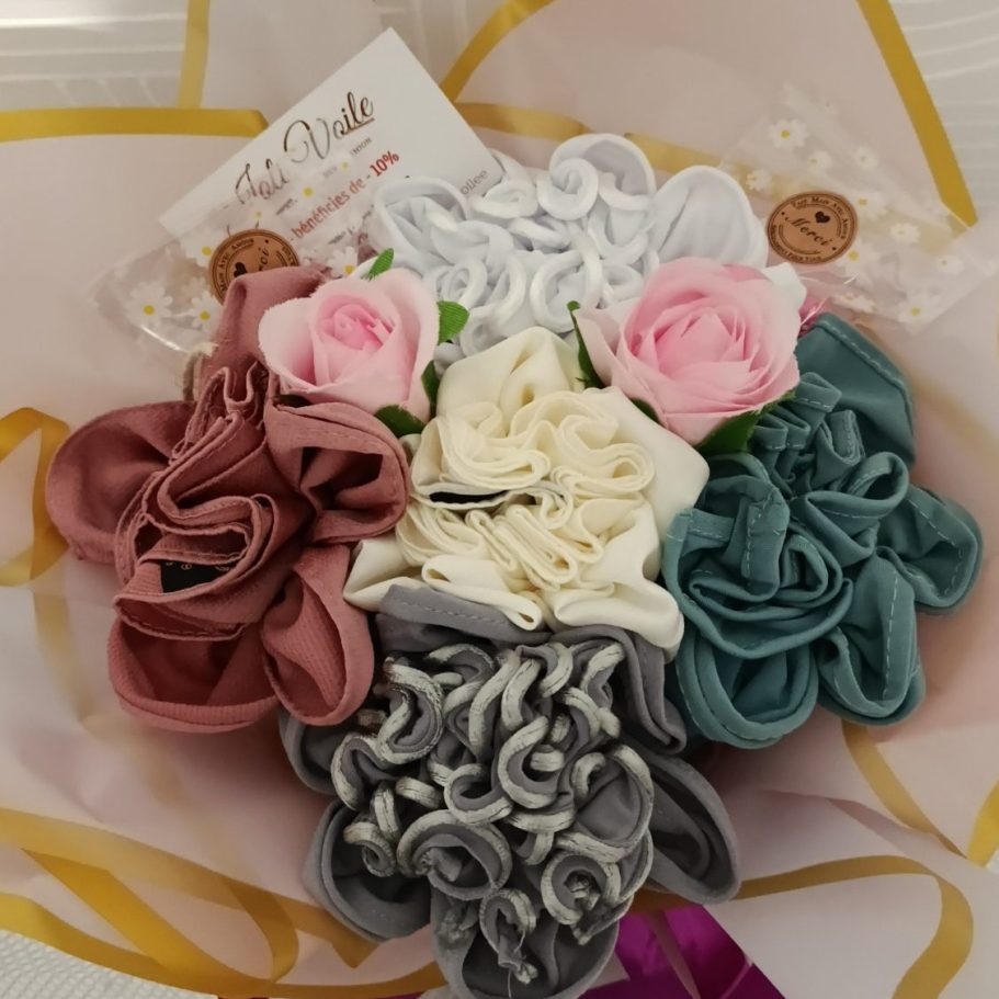 Bouquet de voiles Bouquet de voiles en tissu avec des roses et des motifs colorés sur fond de papier.